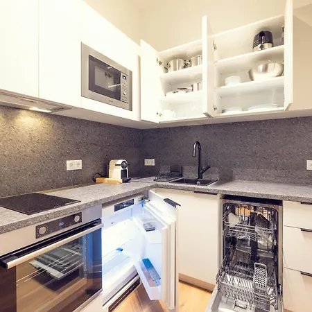 Апартаменти Leonart Living 11 *